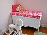 Cedar Chest With Premier Prints Bench Cushion